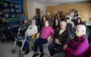 La residencia San Telmo acoge un evento intergeneracional promovido por FreeMag y Gaceta de Castilla y León en el marco de la MICP, conectando a jóvenes y mayores a través del cine.